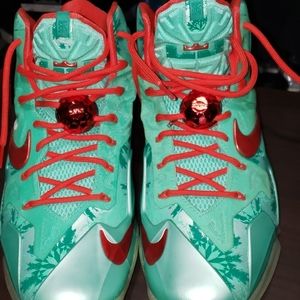 Lebron XL, Green Glow